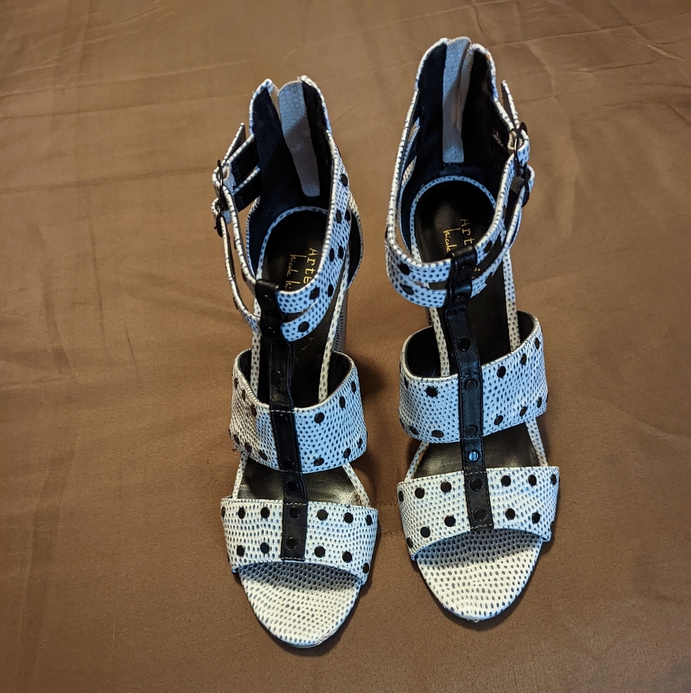 Awesome looking Black)White Sandal
